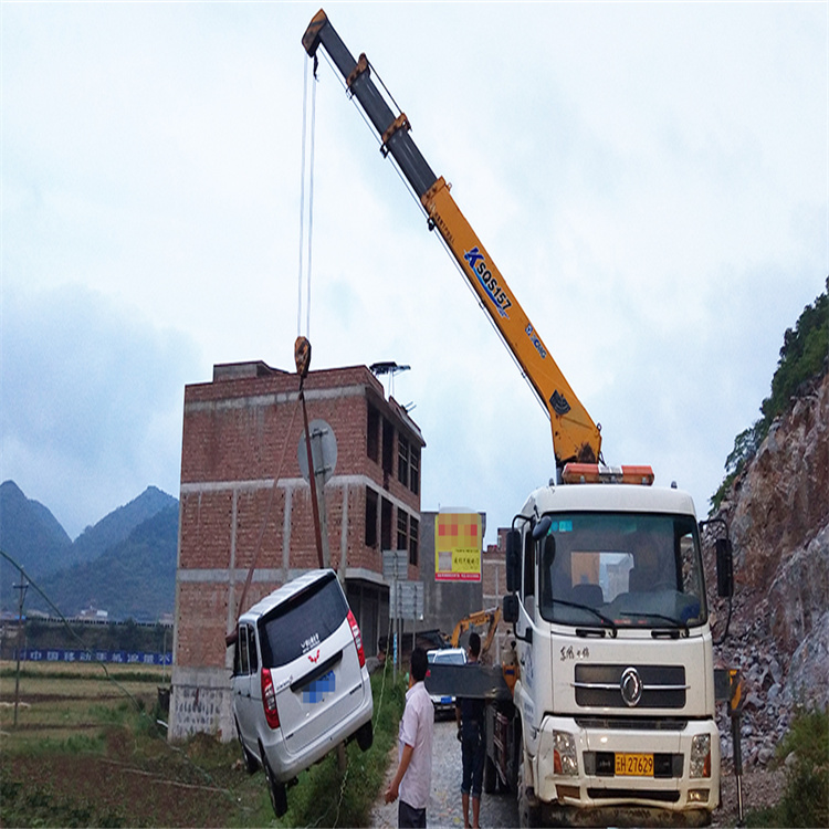 成都道路交通事故救援吊装案例